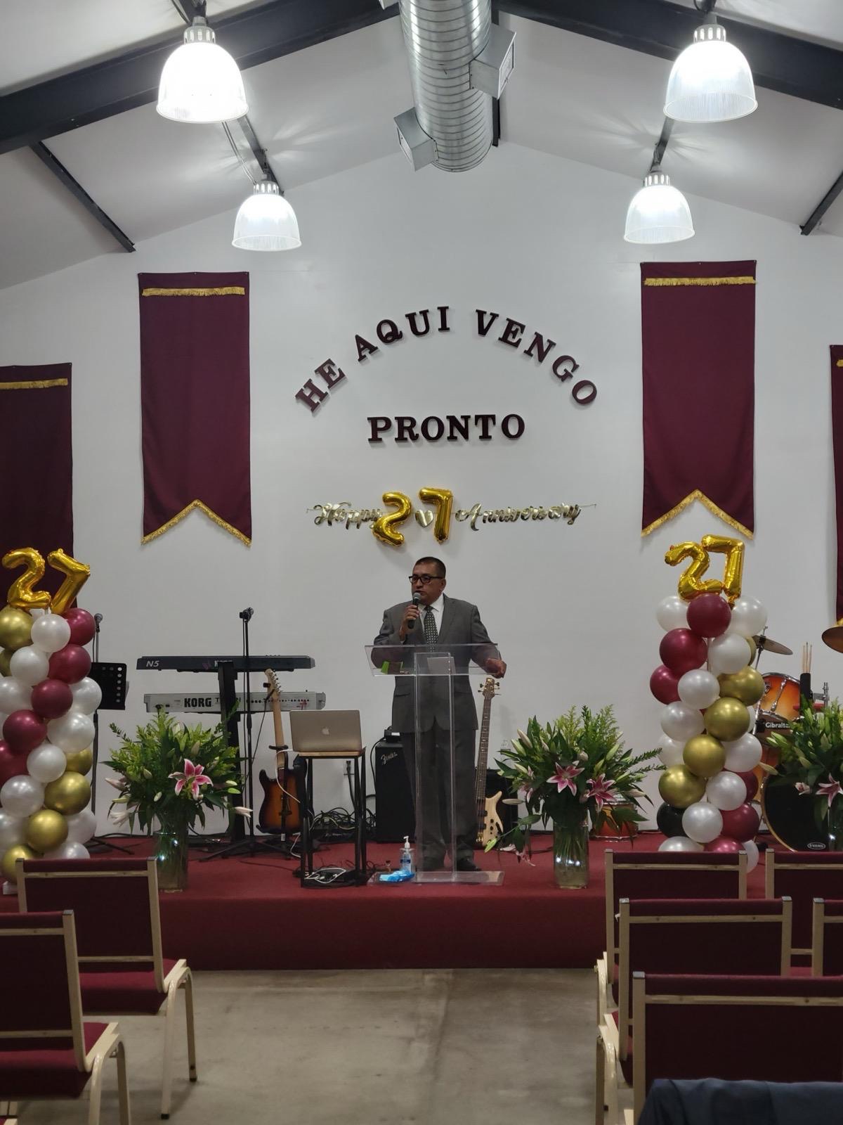 Pastor predicando en el aniversario